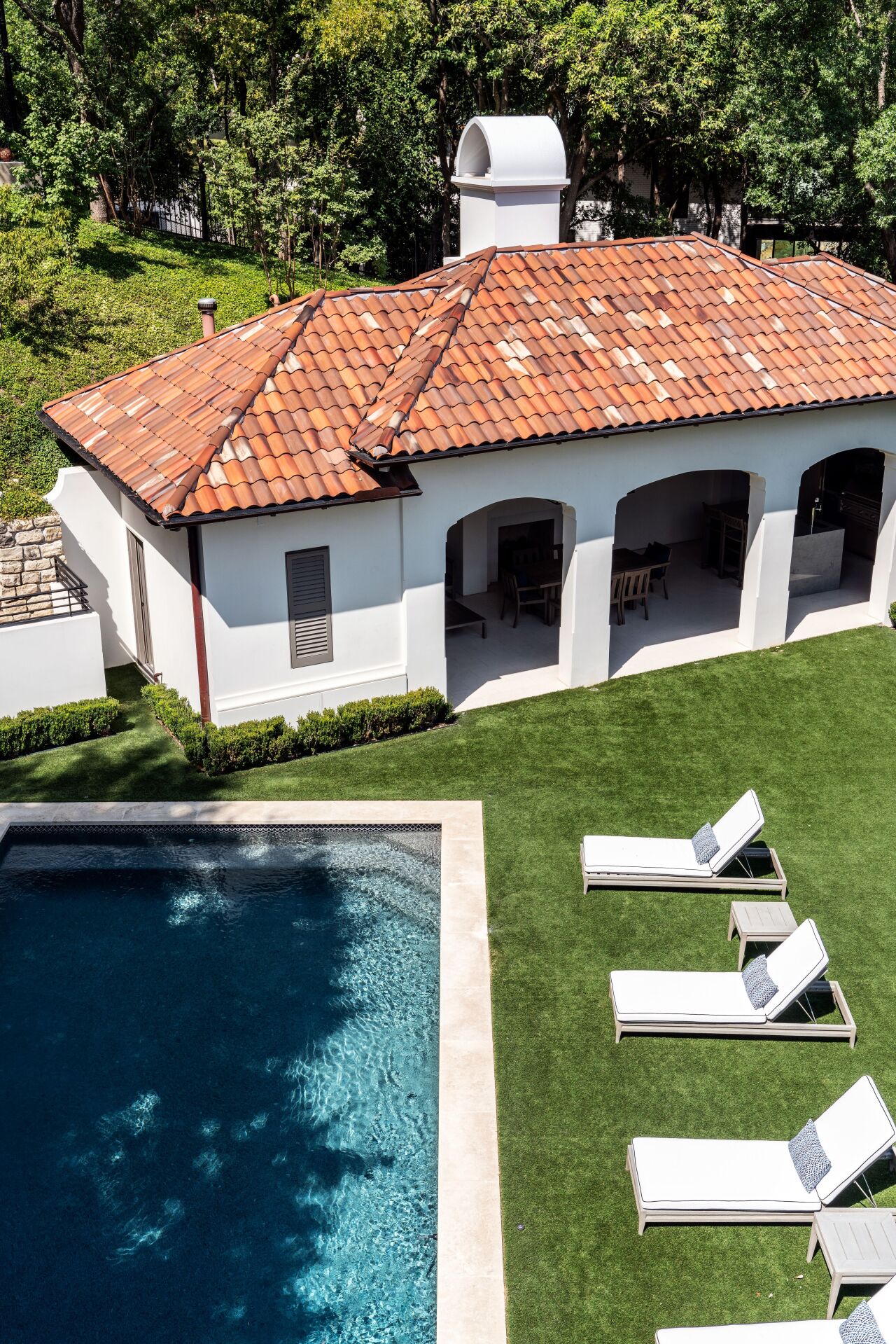 Contemporary Classic Yard Brent Hull