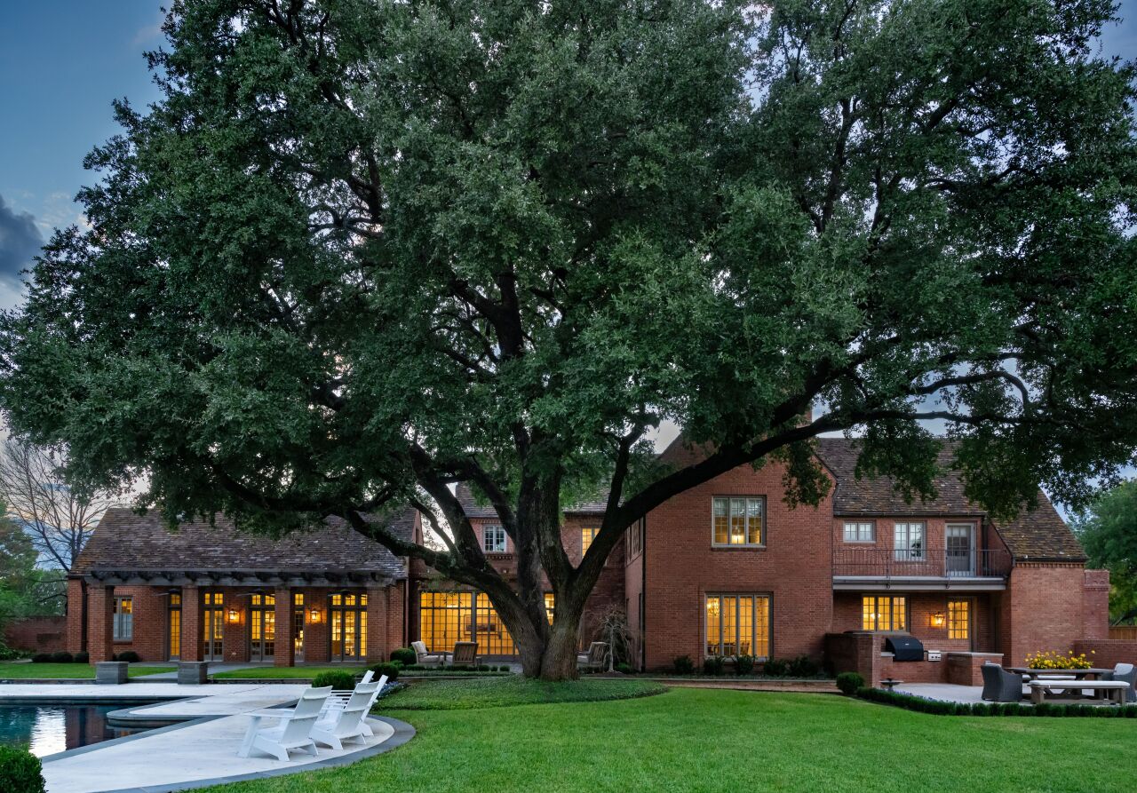 Staub Back Exterior Brent Hull