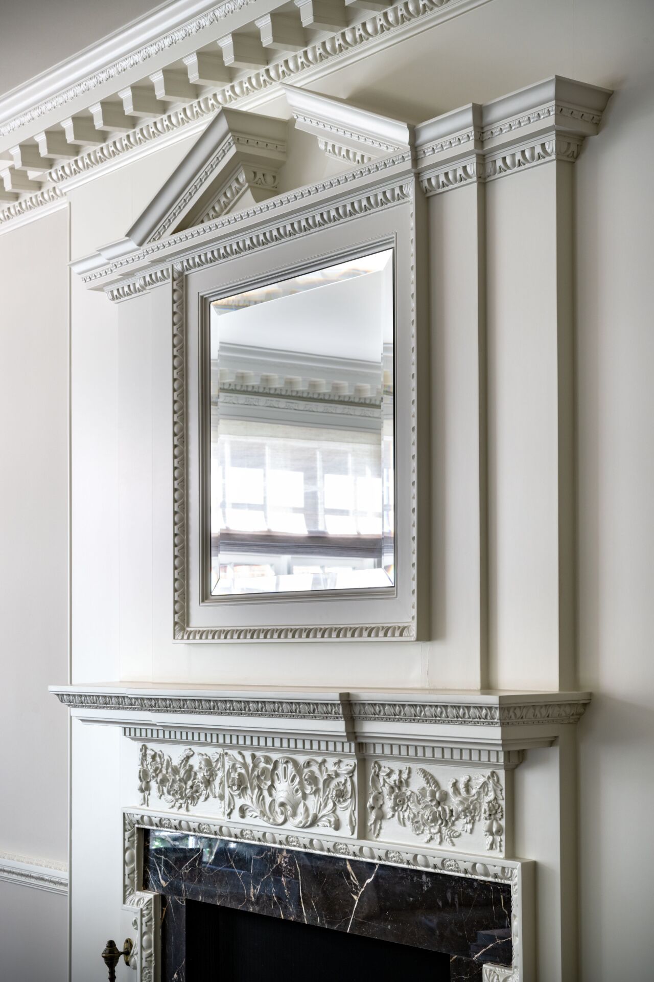 Staub Mantel Brent Hull